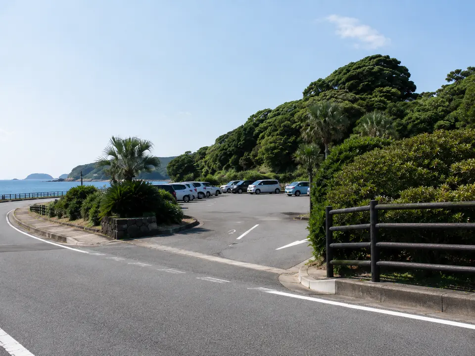 金印公園周辺の海沿い道路と小規模駐車場を表現したイメージ画像