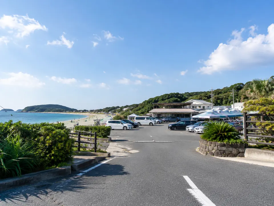 志賀島海水浴場周辺の駐車場と海の家を表現したイメージ画像